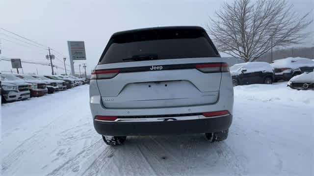 2023 Jeep Grand Cherokee Laredo 4x4