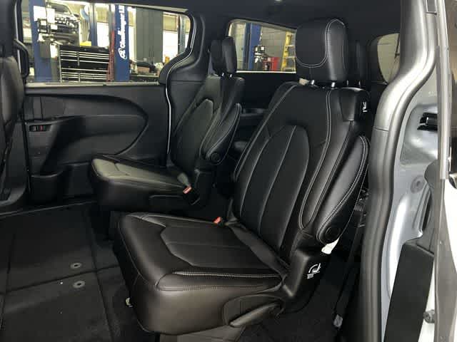 2026 Chrysler Pacifica Select AWD