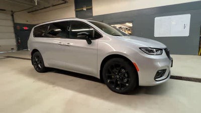 2026 Chrysler Pacifica Select AWD