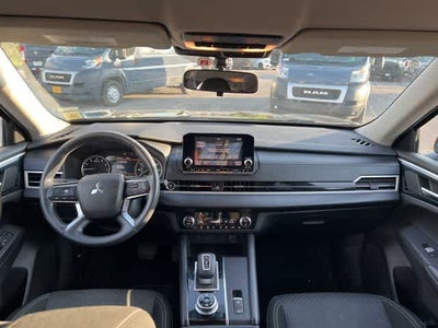 2022 Mitsubishi Outlander ES