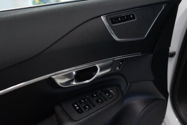 2020 Volvo XC90 T6 Momentum