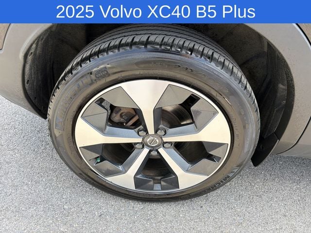 2025 Volvo XC40 B5 Plus Bright Theme