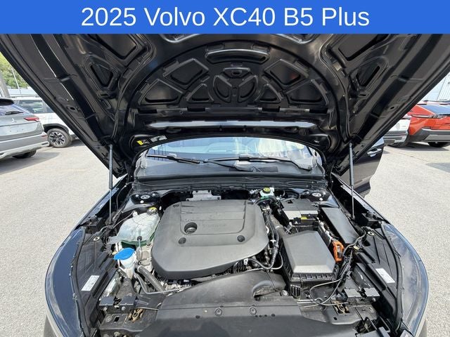 2025 Volvo XC40 B5 Plus Bright Theme