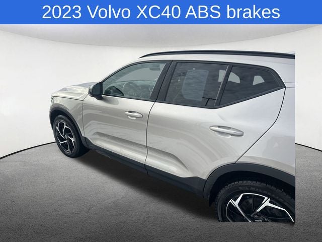 2023 Volvo XC40 B5 Plus Dark Theme