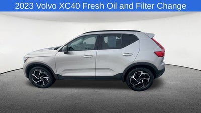 2023 Volvo XC40 B5 Plus Dark Theme